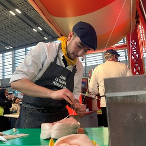 Charlie en plein exercice de ficelage d'un morceau de veau pendant le concours.