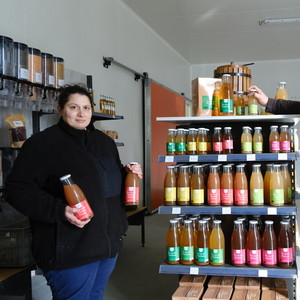 Depuis une année, Doriane, la cadette de la famille, s’occupe de toutes les tâches administratives de l’EARL et de la boutique à la ferme.