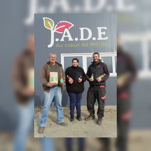 Claude, Doriane et Jean-Baptiste Gibert devant la boutique qui propose les produits de l’EARL.