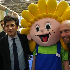 La mascotte Jim Bataille en compagnie du ministre de l'Agriculture. 