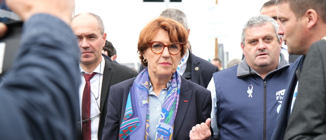 Annie Genevard, la nouvelle ministre de l'agriculture dans les allées du sommet de l'élevage.