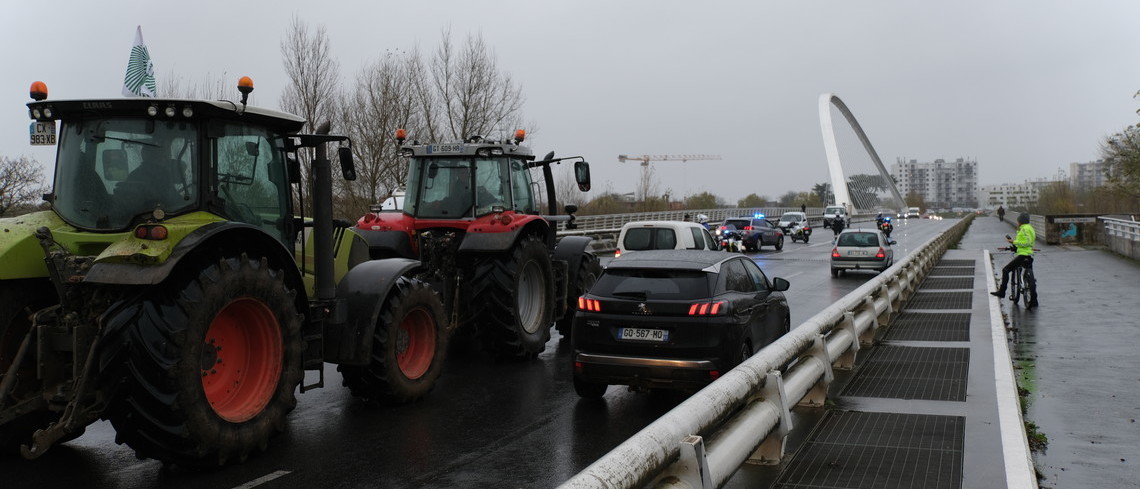  À Orléans les agriculteurs se sont symboliquement retrouvés sur le pont de l'Europe. (c)François Jétur