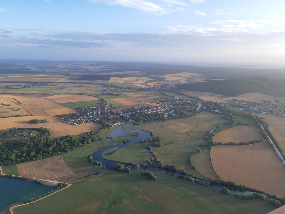 Photo prise lors d’un survol du fleuve de la Meuse à côté de Verdun.