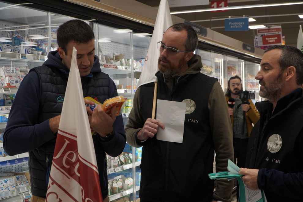 Dans l'Ain les JA ont contrôlé les rayons des supermarchés. 