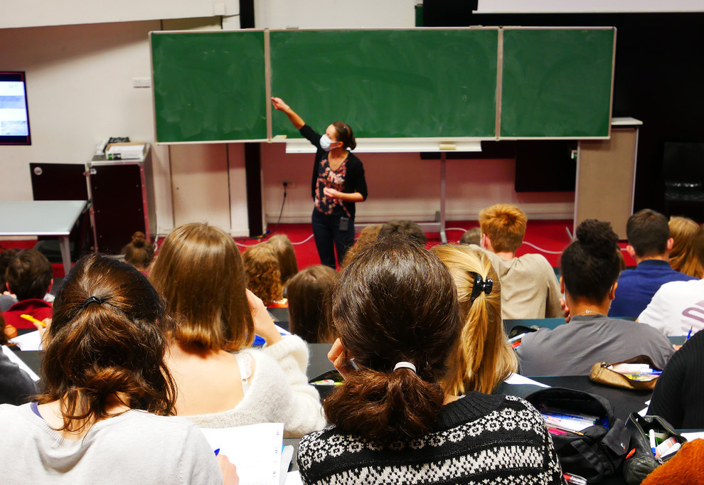 Cours de géologie en amphithéâtre pour les étudiants de première année. 