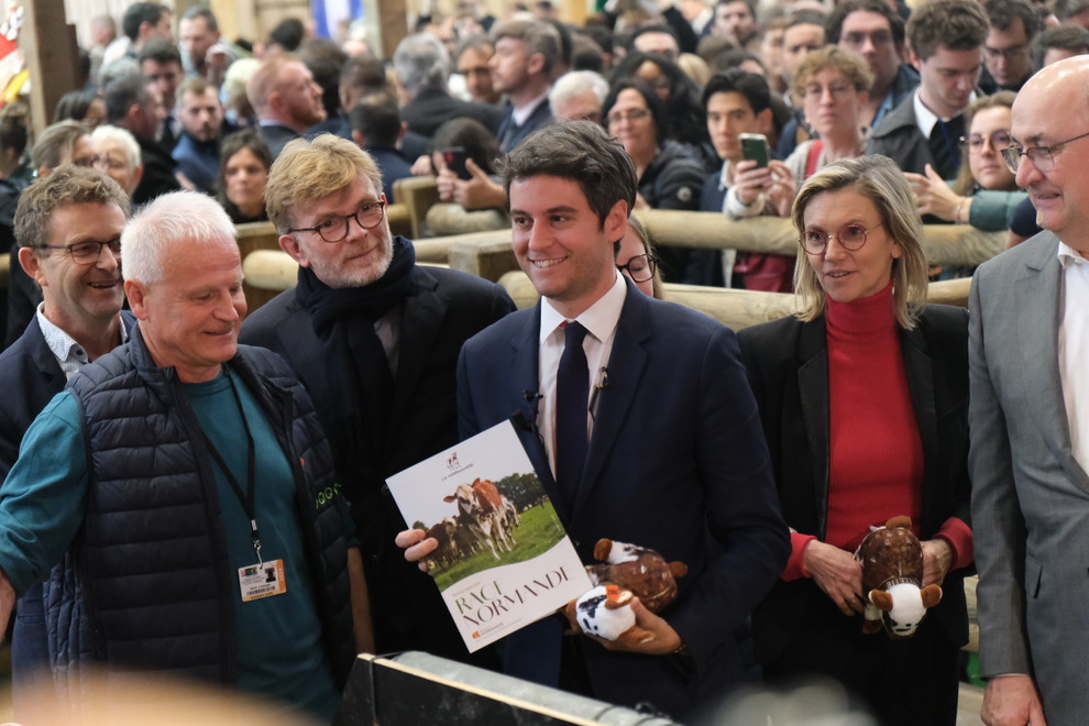 Gabriel Attal entouré de Marc Fesneau, ministre de l'Agriculture, Agnès Pannier-Runacher, ministre déléguée à l'agriculture et Jean-Luc Poulain président du SIA.