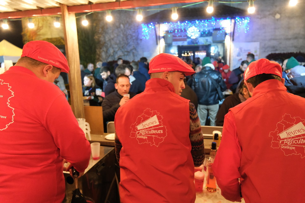 Tout au long des trois jours, l'équipe de bénévoles composée de jeunes agriculteurs de Dordogne, a été au rendez-vous. 