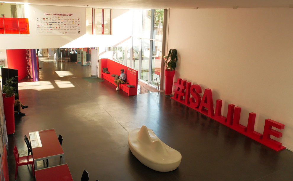 Fin de journée à l'ISA, le hall d'entrée se vide. 