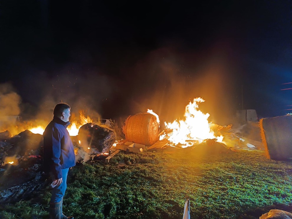 Lundi 18 novembre, les JA et la FDSEA de l'Indre ont embrasé le département ! Plusieurs centaines d'agriculteurs ont allumé 13 feux de la colère sur des ronds-points à travers l'Indre.  (c)JA36