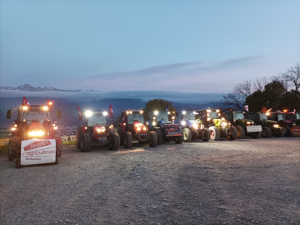 En Isère, les agriculteurs sont montés en tracteurs au Fort de la Bastille, lieu emblématique de Grenoble notamment pour sa vue sur la ville et les massifs, pour faire leur "prise de la Bastille" grenobloise. (c) JA38