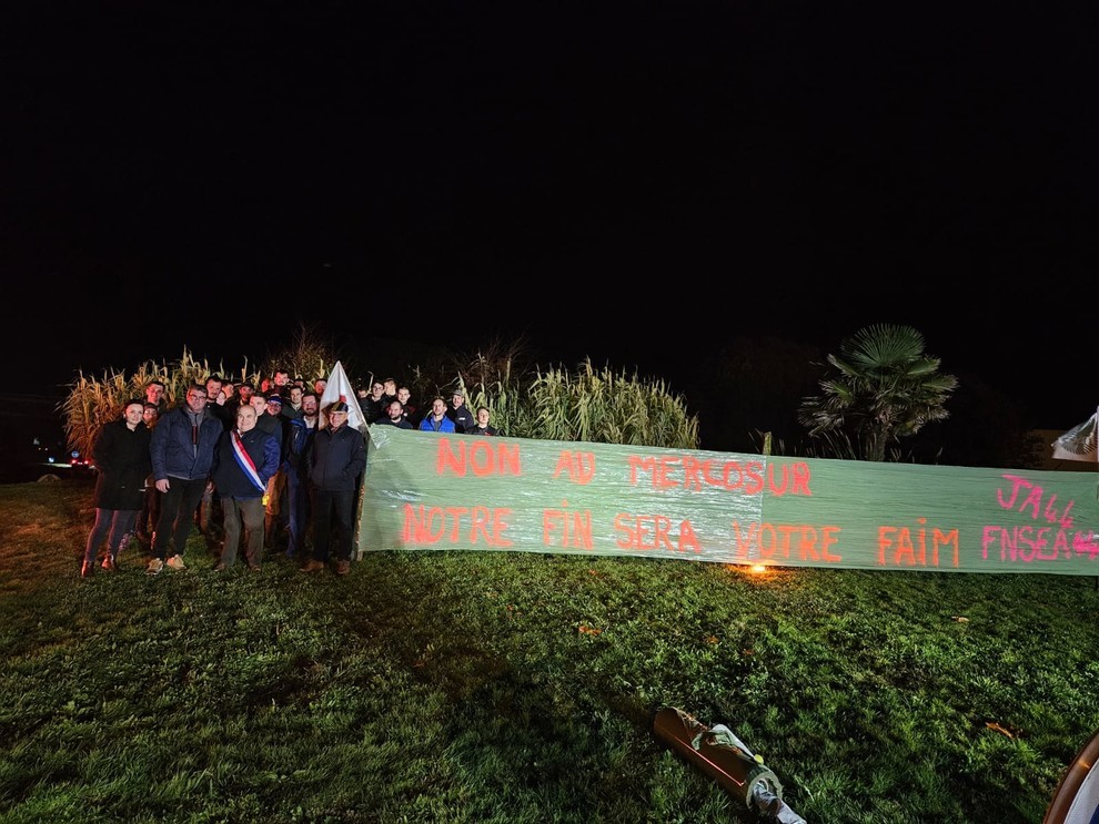 À Pornic, environ 40 agriculteurs se sont mobilisés au rond-point de la zone de l'Europe. Après un petit tour du port en tracteurs. Ils en ont profité pour échanger avec Jean-Michel Brard, ancien maire de Pornic et député de Loire-Atlantique (9ème circonscription) des actualités, du Mercosur et du moral des agriculteurs du secteur.  (c)JA44