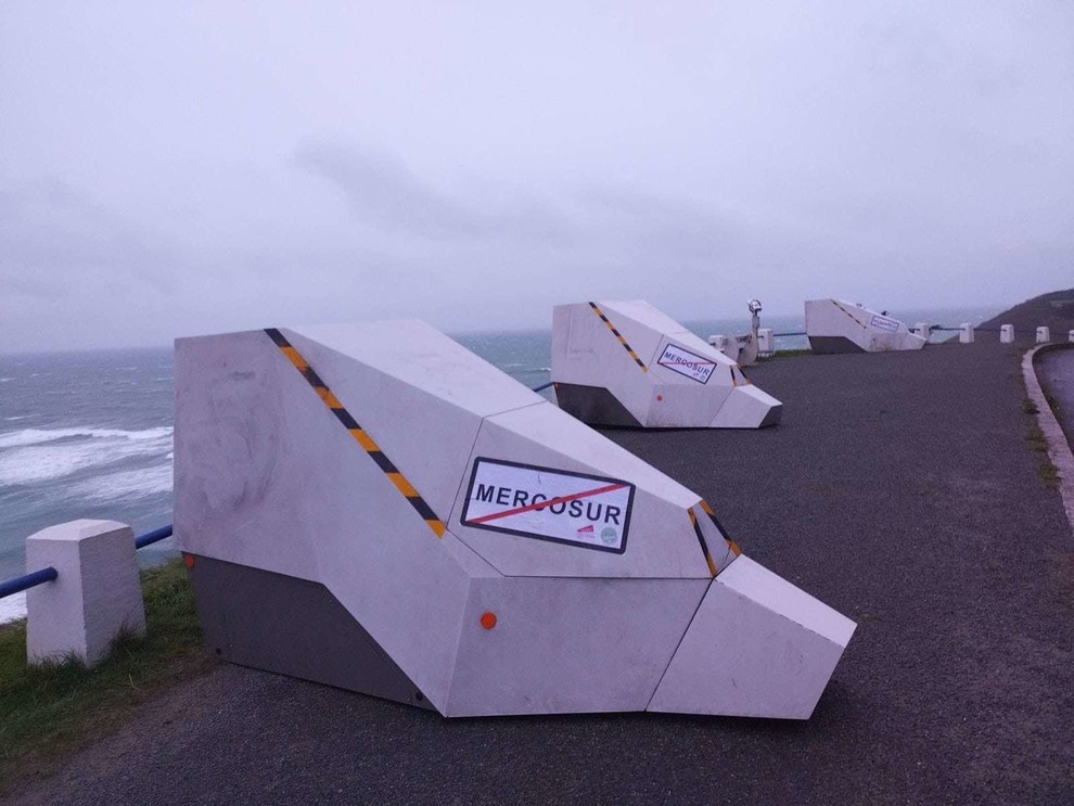 Scène insolite dans la Manche : des agriculteurs en « surveillance » de la mer pour dénoncer les importations ne respectant pas les normes françaises. Une action symbolique portée par les jeunes agriculteurs pour alerter sur l’urgence de protéger l’agriculture nationale. (c) JA 50