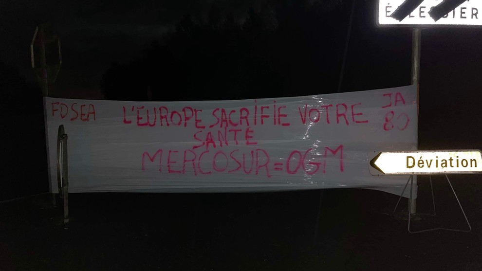 Action des jeunes agriculteurs de la Sommes menées dans la nuit du 18 au 19 novembre. (c)JA80