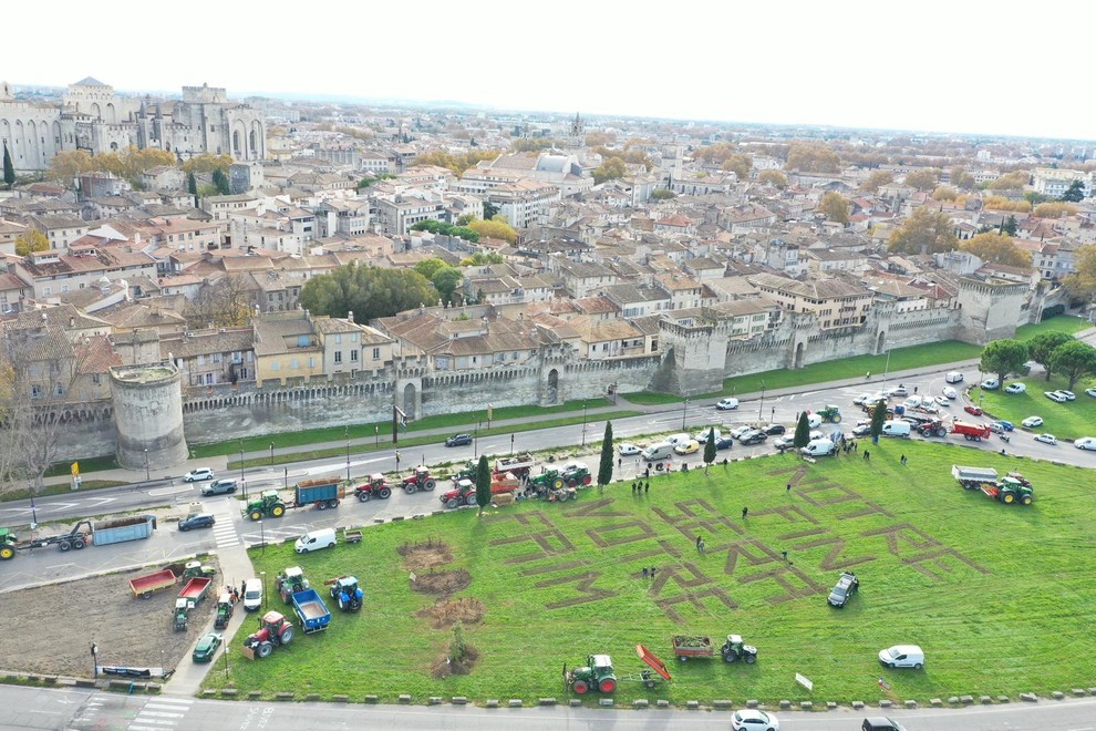 Les jeunes agriculteurs du Vaucluse ont confectionné une impressionnante fresque pour protester contre le Mercosur. (c) JA84