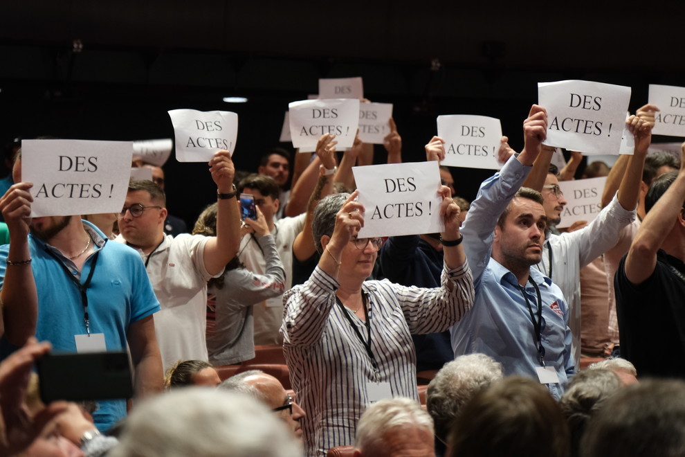 Les JA brandissent des pancartes à l'arrivée de Marc Fesneau, ministre de l'Agriculture.