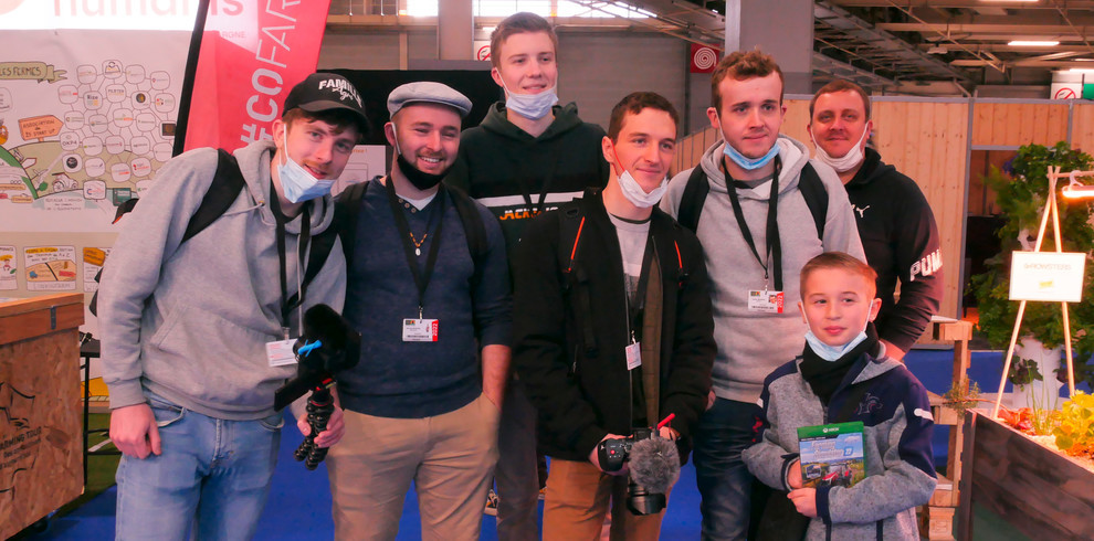 Les youtubeurs accompagnés de Maxime, 10 ans.