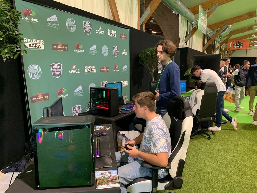 Les jeunes se sont pressés sur le stand du jeu Farming Simulator. 