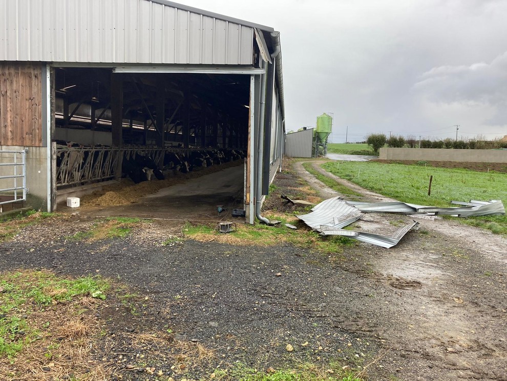 Des bâtiments détériorés par le passage de la tempête.